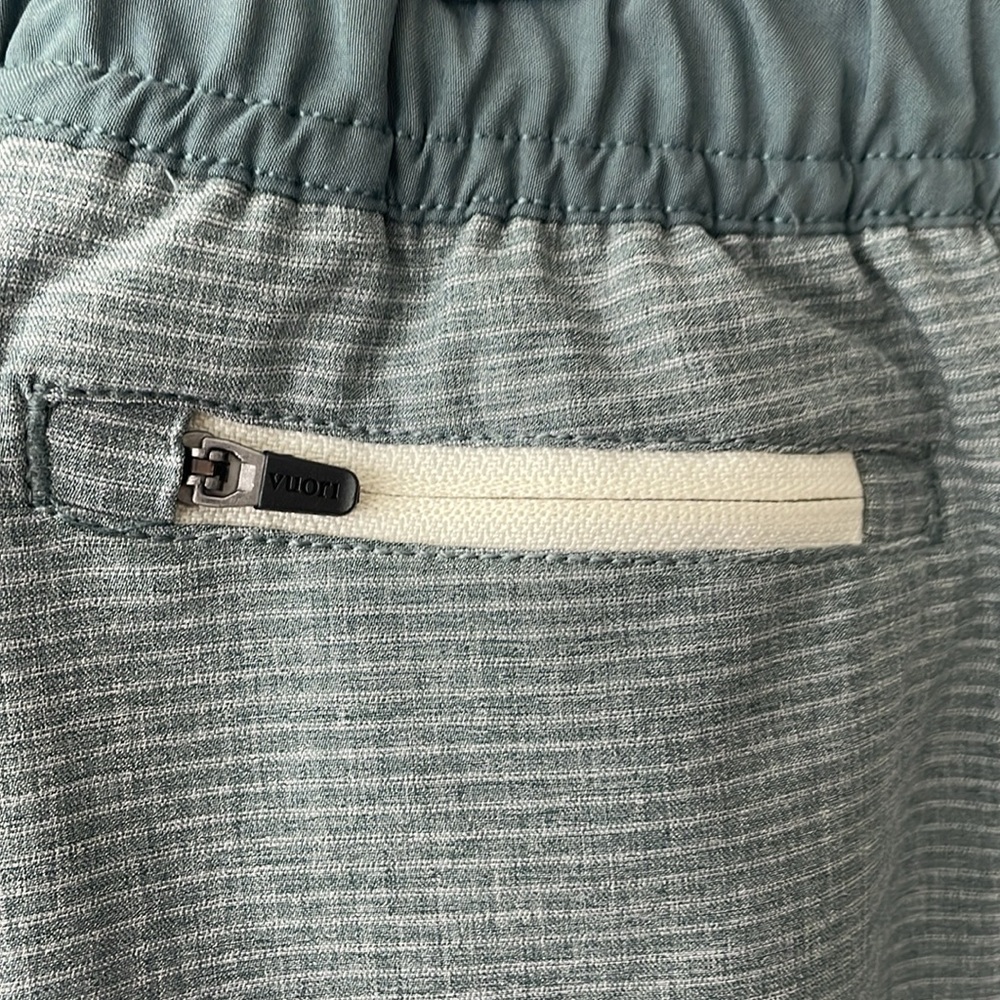 Vuori Banks short 7” - Picture 5 of 9